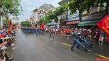 [Phóng sự ảnh]: Đường phố Điện Biên tưng bừng trong lễ diễu binh, diễu hành kỷ niệm 70 năm Chiến thắng Điện Biên Phủ