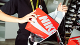 Dù có giày cháy hàng, Nike chưa thể “vượt khó”
