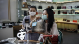 Cuộc chiến giá khốc liệt ở Trung Quốc: Đồ hiệu cũng "đại hạ giá"