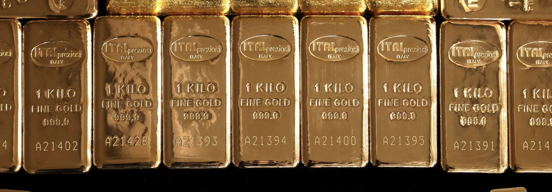 Giá vàng tái lập mốc quan trọng 3.300 USD/oz nhờ đồng USD xuống đáy 3 năm