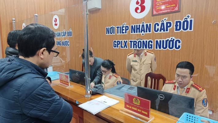 Tăng năng lực tiếp nhận, xử lý hồ sơ cấp đổi giấy phép lái xe lên 10 nghìn bộ/ngày