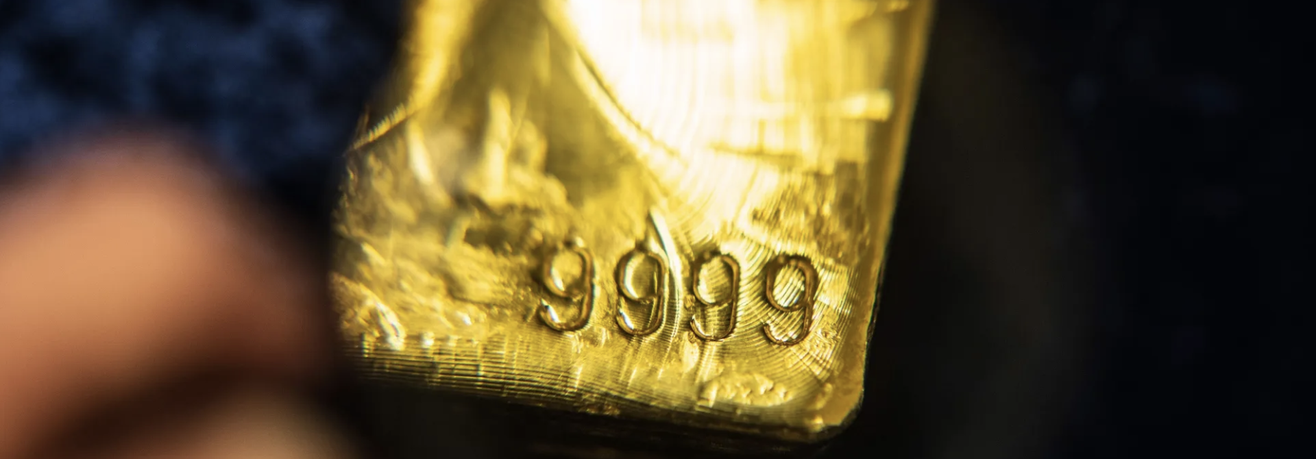 Giá vàng tiếp tục trượt dốc vì tin tốt về thương mại, mốc 3.200 USD/oz bị đe dọa