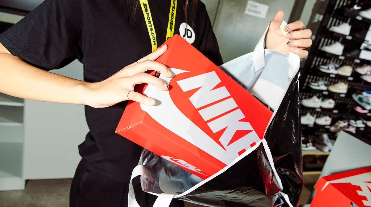 Dù có giày cháy hàng, Nike chưa thể “vượt khó”