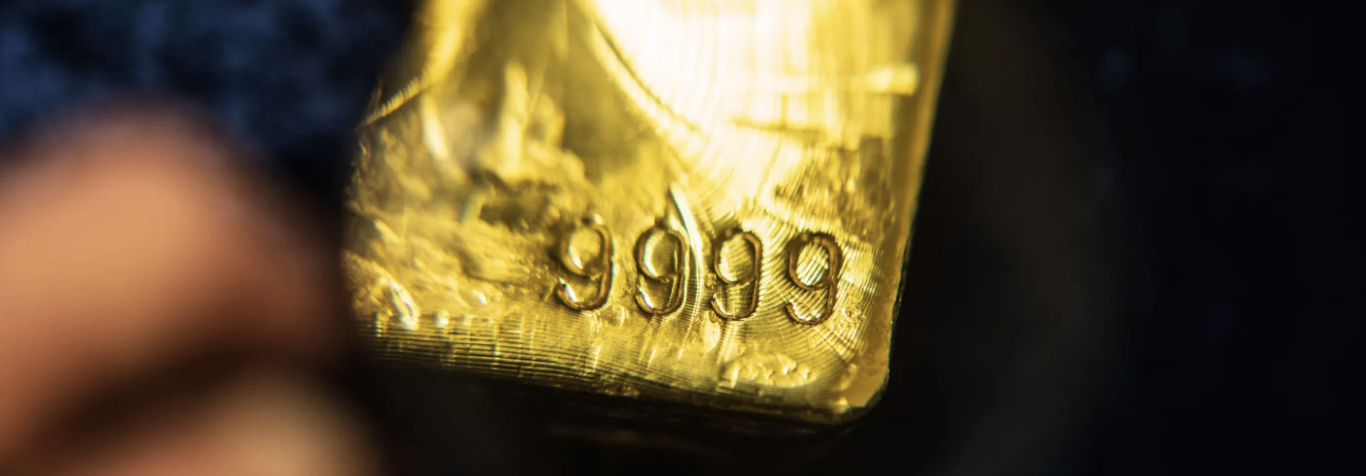 Nhu cầu “hầm trú ẩn” đưa giá vàng lên gần kỷ lục, SDPR Gold Trust gom thêm 3 tấn