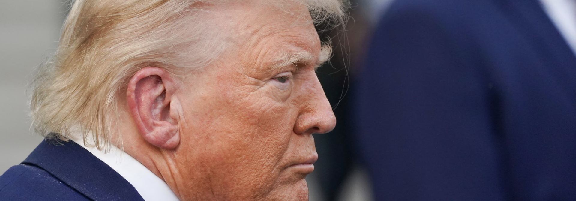 Ông Trump thu nhập 600 triệu USD từ tiền ảo, sân golf