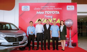 Ông Trần Hữu Ngọc - Chủ tịch Hội đồng Quản trị công ty Cổ phần Toyota Huế (bên phải - thứ 3) và ông Nguyễn Ngọc Tuấn - Tổng giám đốc Công ty Cổ phần đầu tư và phát triển Đà Thành (bên trái - thứ 2) tại sự kiện của Toyota, ngay sau lễ ký kết hợp tác giữa 2 bên.