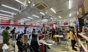 Nhiều khách hàng mua sắm tại một cửa hàng CellPhoneS sau ngày 1/10.
