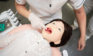 Robot Pedia_Roid được thiết kế như một bé gái có thể mô phỏng phản ứng của một đứa trẻ khi điều trị nha khoa