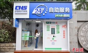 Người dân tới “hiệu thuốc thông minh”, trải nghiệm quá trình mua thuốc được tự động hóa