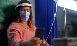 Bệnh nhân đang sử dụng tai nghe Lilly để ngăn việc rụng tóc sau hóa trị