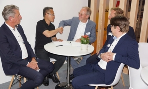 Nhóm các nhà lãnh đạo từ Geek + (bên trái) và Reesink Logistics (bên phải) ký thỏa thuận hợp tác.