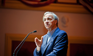 Ray Dalio là một nhà đầu tư, quản lý quỹ, và nhà từ thiện người Mỹ