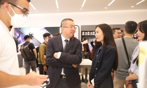 Đại diện của Apple và FPT Shop trao đổi các kế hoạch kinh doanh tại buổi khai cửa hàng trải nghiệm cao cấp Super Center Quận 2, TP.HCM sáng 13/8.