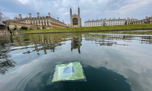 Một “chiếc lá” nhân tạo nổi tạo ra nhiên liệu sạch từ ánh sáng mặt trời và nước trên sông Cam gần Nhà thờ King's College ở Cambridge, Vương quốc Anh. Ảnh: Virgil Andrei