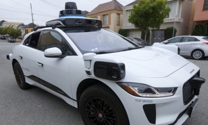 Công nghệ tự lái đang được thử nghiệm trên toàn thế giới, chẳng hạn như xe tự hành Waymo của Google đang thí điểm trên nhiều đường phố tại Mỹ