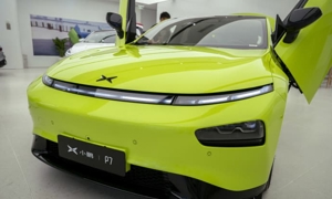 Một chiếc xe Xpeng P7 mới được trưng bày tại cửa hàng Xpeng Motors. Xpeng P7 là một trong hai mẫu xe phổ biến nhất của hãng này. Ảnh: Getty
