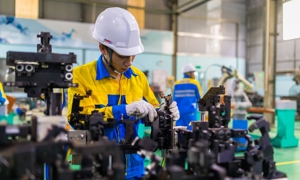 Một công nhân VNAS lắp ráp các thiết bị hàn tự động tại nhà máy VNAS