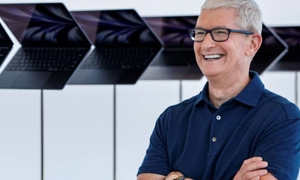 Giám đốc điều hành Apple Tim Cook tạo dáng trước dàn MacBook Airs trong Hội nghị các nhà phát triển toàn cầu hàng năm của Apple tại San Jose, California. Ảnh: Peter Dasilva