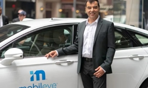 Giám đốc điều hành của Mobileye, ông Amnon Shashua, chụp ảnh với một chiếc xe không người lái Mobileye tại Nasdaq Market, New York.