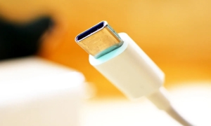 Quyết định này sẽ gây áp lực không nhỏ lên Apple, đặc biệt là hãng sản xuất cáp sạc chỉ tương thích với các thiết bị của Apple