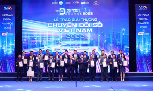Thứ trưởng Bộ Thông tin và Truyền thông Nguyễn Huy Dũng và Nguyên Bộ trưởng Bộ Khoa học và Công nghệ Nguyễn Quân trao giải cho các tổ chức, đơn vị.