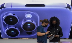 Một nhân viên hỗ trợ khách hàng tại cửa hàng Apple The Grove, Los Angeles. 