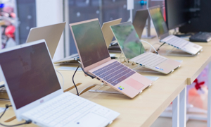 Trước biến động tỷ giá, laptop rục rịch tăng giá từ 3-5% trong những tháng cuối năm. (Ảnh minh họa).