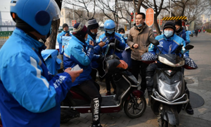 Người giao hàng từ công ty giao đồ ăn Ele.me