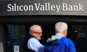 Mọi người chờ đợi bên ngoài trụ sở Ngân hàng Thung lũng Silicon ở Santa Clara, để rút tiền hôm 13/3/2023. Ảnh: CNBC