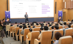 CEO Udemy Greg Brown trình bày tại Hội thảo “Vươn lên dẫn dắt trong thời kỳ suy thoái kinh tế”