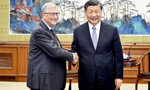 Tỷ phú Bill Gates bắt tay Chủ tịch Trung Quốc Tập Cận Bình tại Bắc Kinh vào ngày 16/6 - Ảnh: Tân Hoa Xã