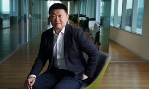 Ông Forrest Li, Chủ tịch kiêm Giám đốc điều hành Sea, chụp ảnh trong trụ sở chính của công ty tại Singapore