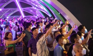 Người dân sử dụng smartphone để chụp ảnh trong một chương trình trình diễn ánh sáng ở Phú Quốc, Việt Nam.