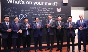 Prime Minister Pham Minh Chinh (4th from left) and the Vietnamese delegation at Meta’s headquarters. Source: VNA