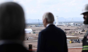 Tổng thống Biden tham quan nhà máy TSMC đang được xây dựng ở Arizona. Ảnh: WSJ