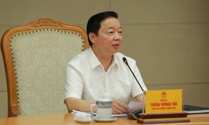 Deputy Prime Minister Tran Hong Ha chairing an April 22 meeting on the project (Photo source: VGP)