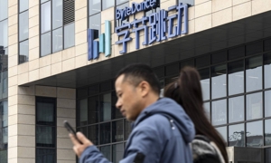 Có những nhân viên đã ngất xỉu trong văn phòng sau nhiều tuần làm việc đến 11 giờ đêm hàng ngày. Ảnh: SCMP