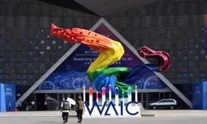 Ứng dụng AI trong các ngành công nghiệp đã thúc đẩy nhu cầu tuyển dụng mới, trong đó lĩnh vực AI của Trung Quốc báo cáo mức lương hàng tháng cao nhất. Ảnh: Tân Hoa Xã