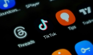 TikTok tiếp tục phổ biến bất chấp sự giám sát của các cơ quan quản lý. Nguồn Unsplash
