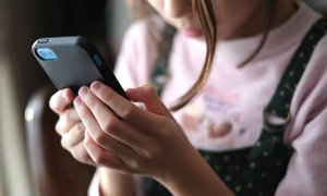 "Tôi muốn thấy trẻ em rời xa thiết bị của mình và đến sân bóng đá, hồ bơi và sân tennis", Thủ tướng Australia Anthony Albanese nói.