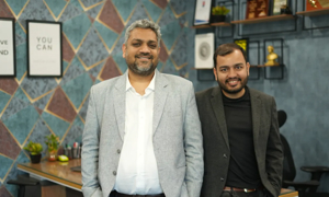 Ông Alakh Pandey (bên phải), Giám đốc Điều hành Physics Wallah, cùng người đồng sáng lập ông Prateek Maheshwari (bên trái).