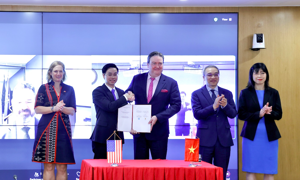 Lễ ký Biên bản ghi nhớ (MOU) hợp tác trong lĩnh vực an toàn thông tin mạng giữa Cục An toàn thông tin (Bộ Thông tin và Truyền thông và Cơ quan An ninh mạng và An ninh cơ sở hạ tầng (CISA), Bộ An ninh Nội địa, Hoa Kỳ - Ảnh: Mic.