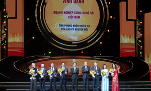 Tổng Bí thư Tô Lâm và Bộ trưởng Bộ Thông tin và Truyền thông Nguyễn Mạnh Hùng vinh danh các doanh nghiệp công nghệ số Việt Nam tiên phong nhận nhiệm vụ tiến vào kỷ nguyên mới.
