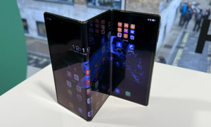 Cận cảnh mẫu điện thoại gập ba màn hình Huawei Mate XT.