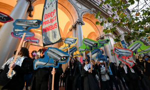 Hàng trăm người biểu tình, bao gồm cả nhân viên Google, tập trung trước văn phòng của Google ở San Francisco yêu cầu chấm dứt hợp tác với chính phủ Israel và phản đối cuộc tấn công của Israel vào Gaza.