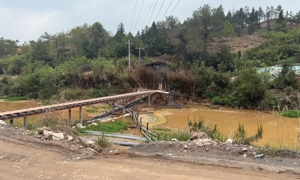 Một mỏ kim loại đất hiếm nặng ở ngoại ô Long Nam, Trung Quốc. Ảnh: The New York Times