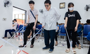 Các hội viên của Trung tâm Giáo dục Nghề nghiệp - Hội Người Mù thành phố Hà Nội. Ảnh: MSD cung cấp