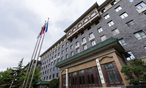 Hệ thống QiMeng, được phát triển bởi các nhóm nghiên cứu từ Phòng thí nghiệm Quốc gia về Bộ vi xử lý, Trung tâm Nghiên cứu Phần mềm Thông minh, và Đại học Viện Hàn lâm Khoa học Trung Quốc