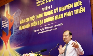 PGS.TS Lê Hải Bình: “Nhìn lại 100 năm, chúng ta có quyền tự hào về những đặc điểm riêng của báo chí cách mạng Việt Nam: tính chiến đấu, sự bền bỉ và tinh thần vươn lên”. Ảnh: Việt Dũng