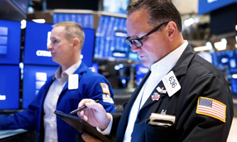 S&P 500 giảm phiên thứ ba liên tiếp, giá dầu trượt 2%